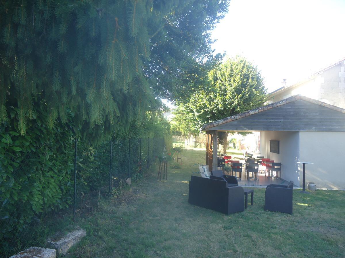 Logis Hotel Du Champ De Foire Saint-Aulaye-Puymangou ภายนอก รูปภาพ