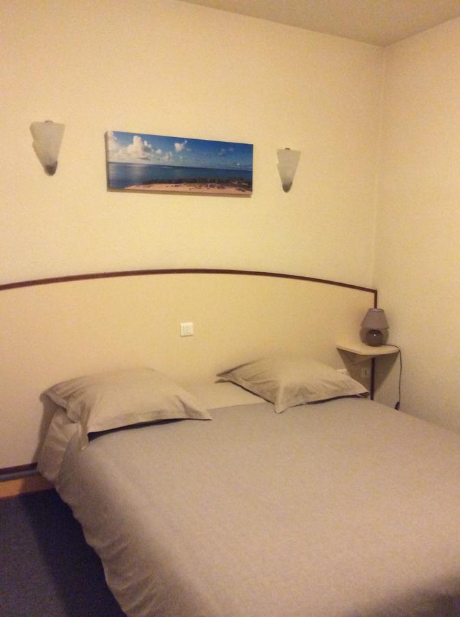 Logis Hotel Du Champ De Foire Saint-Aulaye-Puymangou ภายนอก รูปภาพ